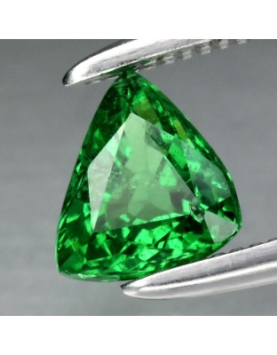 Dijual Batu Permata Garnet Tsavorite Hijau Tanzania Segitiga Alami Natural 0.58 Ct. Untreated Bersertifikat
